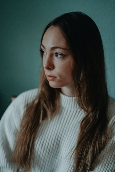 女人穿着白色灯芯绒毛衣
